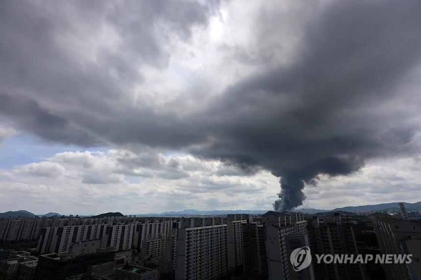 광주 도심 뒤덮은 금호타이어 화재 연기
(광주=연합뉴스) 조남수 기자 = 17일 광주 광산구 송정동 금호타이어 광주공장에서 불이 나 검은 연기가 치솟고 있다.
    소방 당국은 광주 전체 소방서 인력을 동원하는 대