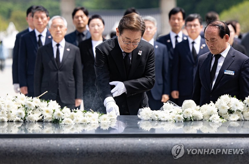 5·18 민주묘지 추모탑에 분향하는 이재명 후보
(광주=연합뉴스) 황광모 기자 = 더불어민주당 이재명 대선 후보가 17일 광주 북구 5·18 민주묘지를 찾아 추모탑에 분향하고 있다. 2025.5.17 [공동취재] h