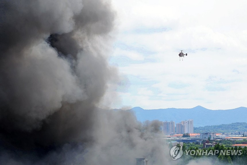 분주한 소방헬기
(광주=연합뉴스) 정다움 기자 = 17일 오후 광주 광산구 송정동 금호타이어 광주공장에서 소방 당국의 헬기가 진화 작업을 하기 위해 이동하고 있다.
    이날 오전 7시 11분께 발생한 불은 꺼지지