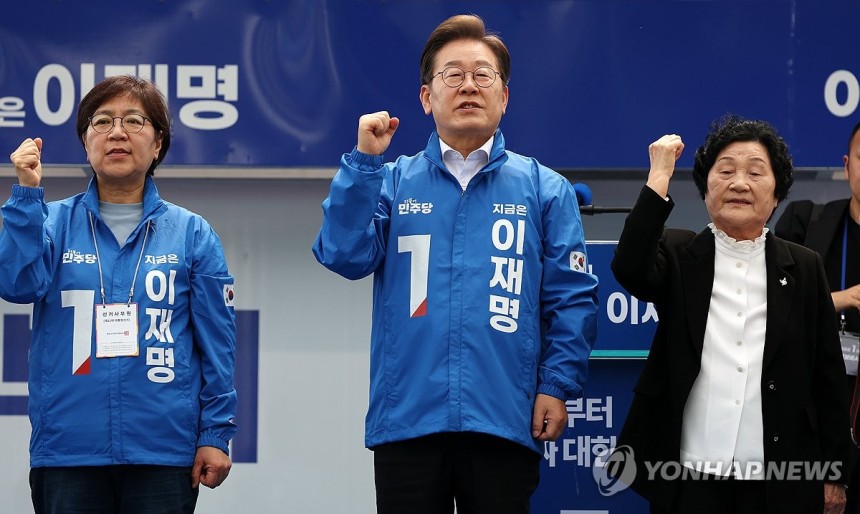 임을 위한 행진곡 제창하는 이재명 후보
(광주=연합뉴스) 황광모 기자 = 더불어민주당 이재명 대선후보가 17일 광주광역시 서구 김대중컨벤션센터 광장에서 열린 집중 유세에서 광주 시민 대표들과 임을 위한 행진곡을 제창