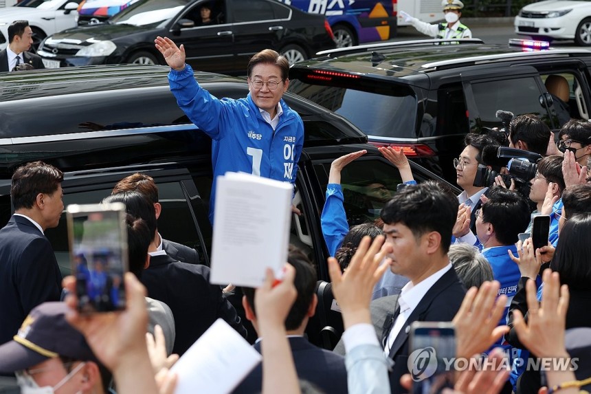 광주 집중유세 마치고 떠나는 이재명 후보
(광주=연합뉴스) 황광모 기자 = 더불어민주당 이재명 대선후보가 17일 광주광역시 서구 김대중컨벤션센터 광장에서 열린 집중 유세에서 연설을 마친 뒤 떠나고 있다. 2025.5