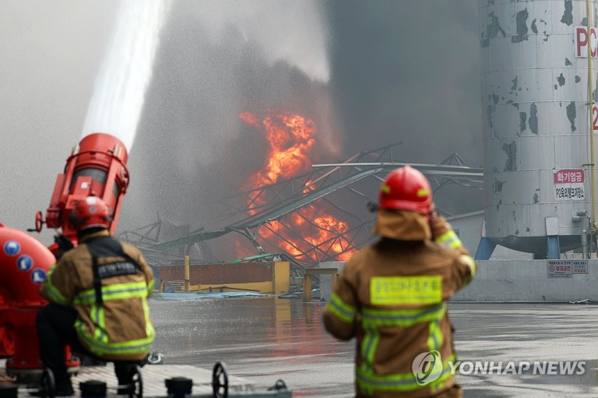 꺼질 줄 모르는 광주 금호타이어 광주공장 화재
(광주=연합뉴스) 정다움 기자 = 17일 오후 광주 광산구 송정동 금호타이어 광주공장에서 소방 당국이 진화 작업을 하고 있다.
    이날 오전 7시 11분께 발생한 불
