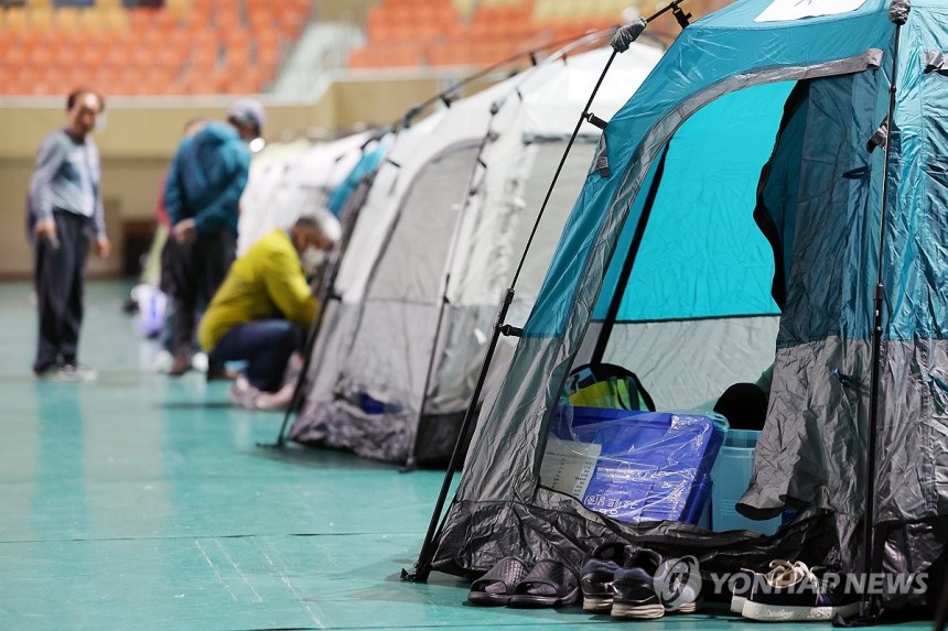 대피소 생활 시작한 광주 광산구 주민들
(광주=연합뉴스) 정다움 기자 = 금호타이어 광주공장 화재가 발생한 17일 오후 광주 광산구 광주여자대학교 체육관에 마련된 대피소에서 주민들이 이동하고 있다.
    이날 오전