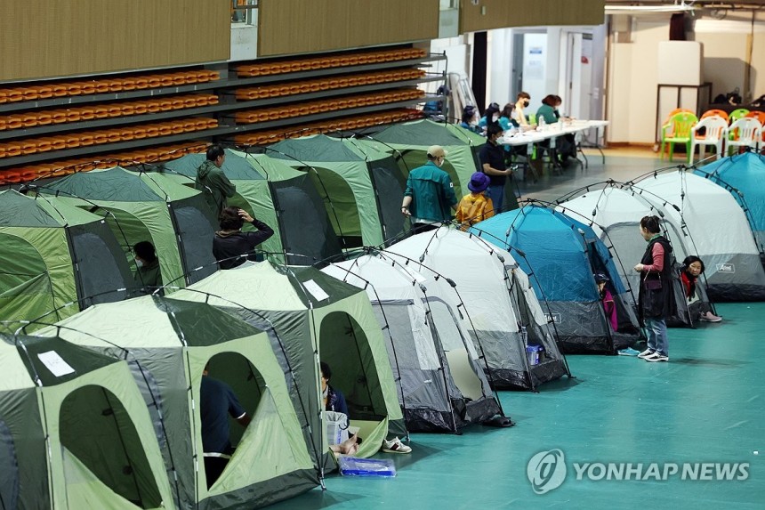 대피소 생활 시작한 광주 광산구 주민들
(광주=연합뉴스) 정다움 기자 = 금호타이어 광주공장 화재가 발생한 17일 오후 광주 광산구 광주여자대학교 체육관에 마련된 대피소에서 주민들이 이동하고 있다.
    이날 오전