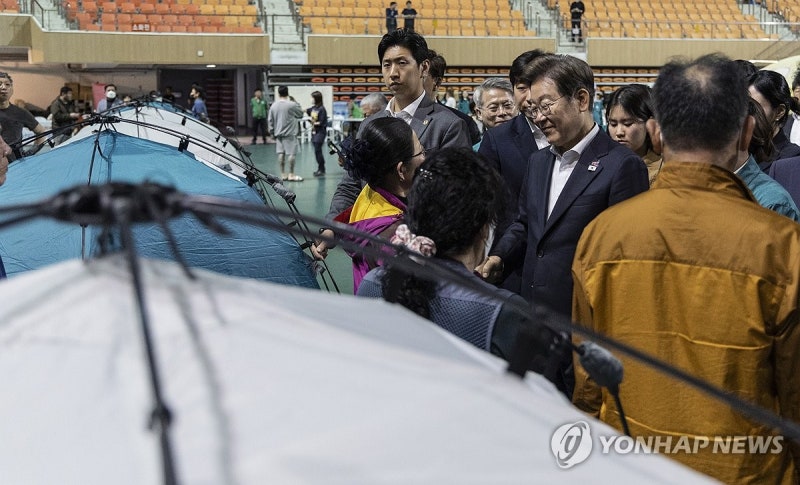 <b>금호타이어 화재 이재민</b> 위로하는 이재명 대선후보