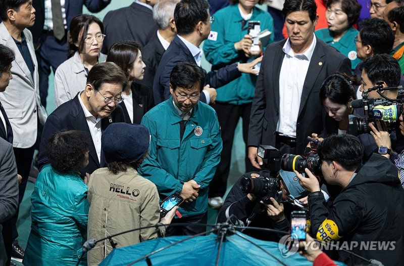 <b>금호타이어 화재 이재민</b> 위로하는 이재명 대선후보