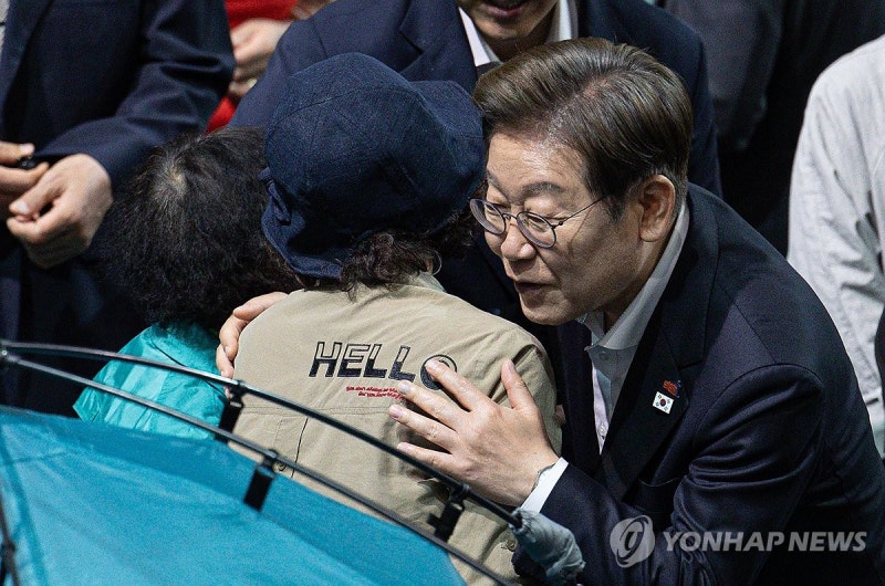 <b>금호타이어 화재 이재민</b> 위로하는 이재명 대선후보