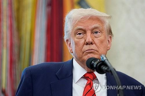 <b>트럼프</b>, 월마트에 가격<b>인상</b>계획 철회 압박…"<b>관세</b> 탓 말라"