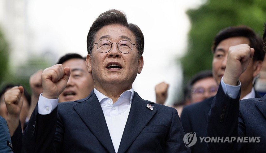임을 위한 행진곡 제창하는 이재명 후보
(광주=연합뉴스) 황광모 기자 = 더불어민주당 이재명 대선후보가 17일 광주광역시 동구 금남로에서 열린 5·18 광주민주화운동 45주기 전야제에 참석해 임을 위한 행진곡을 제창