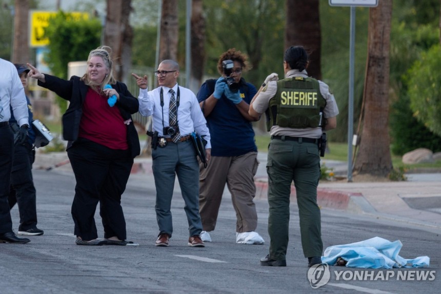 폭발 현장 주변 조사하는 현지 당국자들
[AFP=연합뉴스 자료사진. 재판매 및 DB 금지]