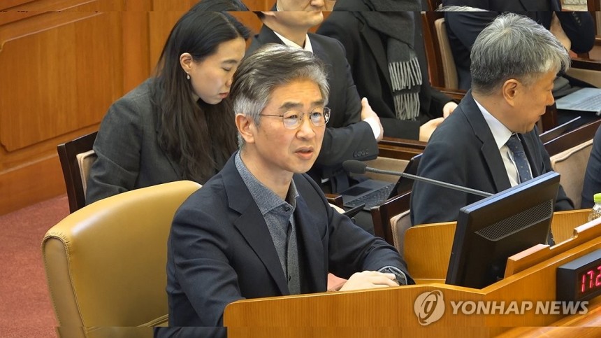 답변하는 김봉식 전 서울청장
(서울=연합뉴스) 김봉식 전 서울경찰청장이 13일 서울 종로구 헌법재판소에서 열린 윤석열 대통령 탄핵 심판 8차 변론에서 답변하고 있다. 2025.2.13 [헌법재판소 제공. 재판매 및 