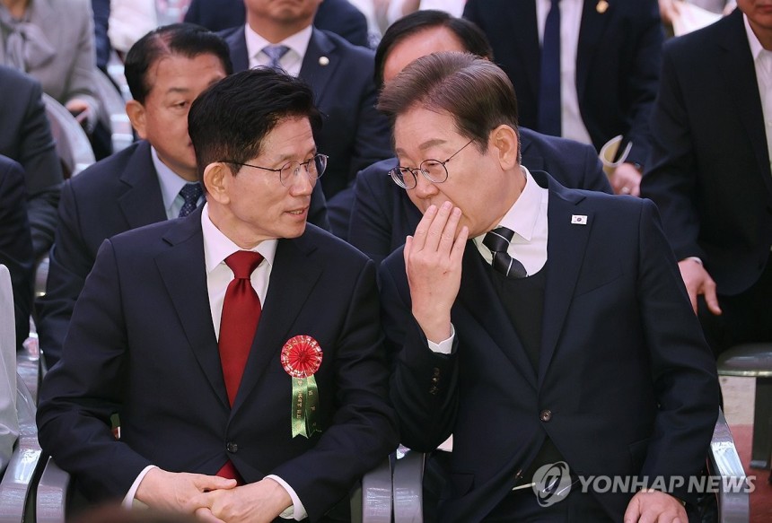 이재명-김문수 대화
(서울=연합뉴스) 한상균 기자 = 더불어민주당 이재명 대선 후보(오른쪽)와 국민의힘 김문수 대선 후보가 5일 서울 종로구 조계사에서 열린 불기 2569년 부처님오신날 봉축법요식에 참석해 대화하고 