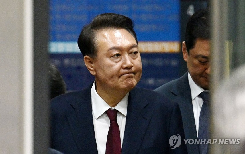 윤석열 전 대통령, 3차 공판 종료
(서울=연합뉴스) 윤석열 전 대통령이 12일 서울 서초구 중앙지방법원에서 열린 내란 우두머리 혐의, 직권남용 권리행사방해 혐의 사건 3차 공판을 마친 뒤 법정을 나서고 있다. 20