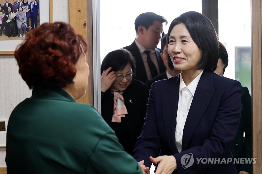 광주 찾은 김혜경 여사
(광주=연합뉴스) 정다움 기자 = 더불어민주당 이재명 대선 후보의 배우자 김혜경 여사가 14일 오후 광주 남구 오월어머니집에서 오월어머니들과 만나 인사를 나누고 있다. 김 여사는 이날 오전 광