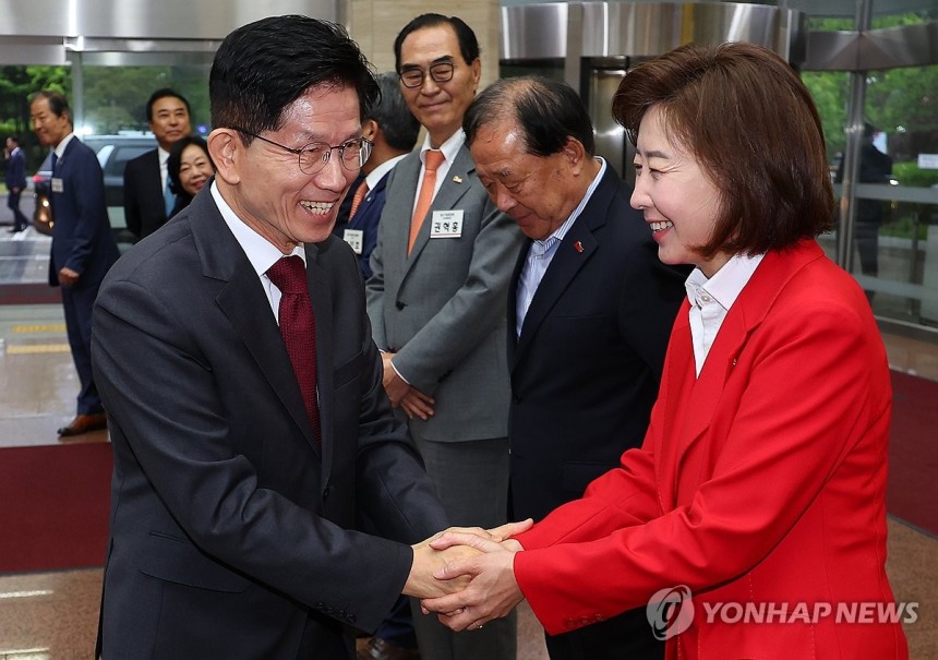 인사하는 김문수 후보와 나경원 공동선거대책위원장
(서울=연합뉴스) 김도훈 기자 = 국민의힘 김문수 대선 후보가 지난 15일 '자랑스러운 중소기업인협의회 조찬 강연'이 열린 서울 영등포구 중소기업중앙회에 도착해 나경원