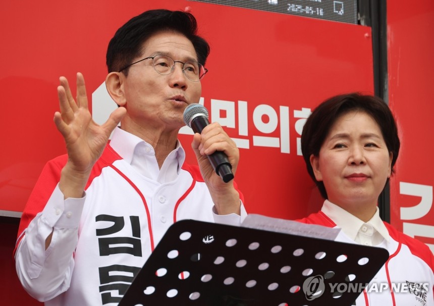 GTX 관련 공약 발표하는 김문수 후보
(화성=연합뉴스) 박동주 기자 = 국민의힘 김문수 대선 후보가 16일 경기 화성시 동탄역 앞에서 GTX 관련 공약 발표를 하고 있다. 2025.5.16 pdj6635@yna.c