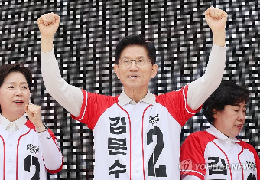 전주 시민 향해 인사하는 김문수 후보
(전주=연합뉴스) 박동주 기자 = 국민의힘 김문수 대선 후보가 17일 전북 전주시 전동성당인근에서 유세하고 있다. 2025.5.17 pdj6635@yna.co.kr