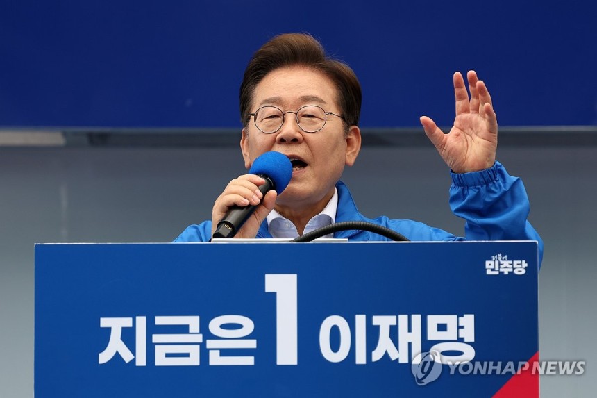 광주 집중유세에서 지지 호소하는 이재명 후보
(광주=연합뉴스) 황광모 기자 = 더불어민주당 이재명 대선후보가 17일 광주광역시 서구 김대중컨벤션센터 광장에서 열린 집중 유세에서 지지를 호소하는 연설을 하고 있다. 2