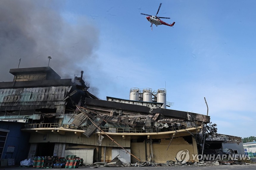 불에 탄 금호타이어 광주공장
(광주=연합뉴스) 김혜인 기자 = 금호타이어 광주공장 화재 발생 이틀째인 18일 소방 헬기가 상공을 돌며 불을 끄고 있다. 2025.5.18 in@yna.co.kr