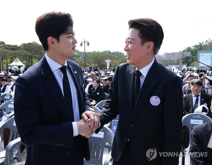 이준석 후보와 김용태 비대위원장
(광주=연합뉴스) 홍해인 기자 = 개혁신당 이준석 대통령 후보와 국민의힘 김용태 비상대책위원장이 18일 광주광역시 북구 국립 5·18민주묘지에서 열린 5·18민주화운동 45주년 기념식