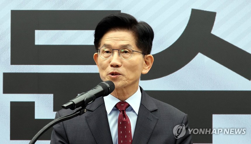 김문수 대선 후보 '새롭게 대한민국' 경제 공약 발표
(서울=연합뉴스) 김주형 기자 = 국민의힘 김문수 대선후보가 18일 서울 여의도 국민의힘 중앙당사에서 '경제를 판갈이 합니다-새롭게 대한민국' 경제 공약을 발표하