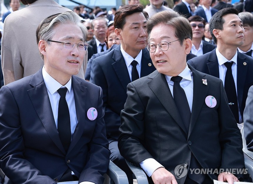 이재명 후보와 김형두 헌재소장 권한대행
(광주=연합뉴스) 홍해인 기자 = 더불어민주당 이재명 대선후보와 김형두 헌재 소장 권한대행이 18일 광주광역시 북구 국립 5·18민주묘지에서 열린 5·18민주화운동 45주년 기