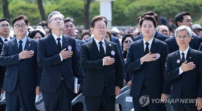 5.18기념식 참석한 대선후보들
(광주=연합뉴스) 홍해인 기자 = 더불어민주당 이재명, 개혁신당 이준석, 민주노동당 권영국 대선 후보 등이  18일 광주광역시 북구 국립 5·18민주묘지에서 열린 5·18민주화운동 4