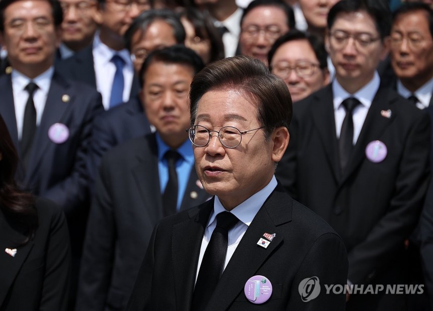 개헌 입장 공개 관련 질문에 답하는 이재명 후보
(광주=연합뉴스) 황광모 기자 = 더불어민주당 이재명 대선후보가 18일 광주광역시 북구 국립 5·18민주묘지에서 열린 5·18민주화운동 45주년 기념식에 참석한 뒤 취