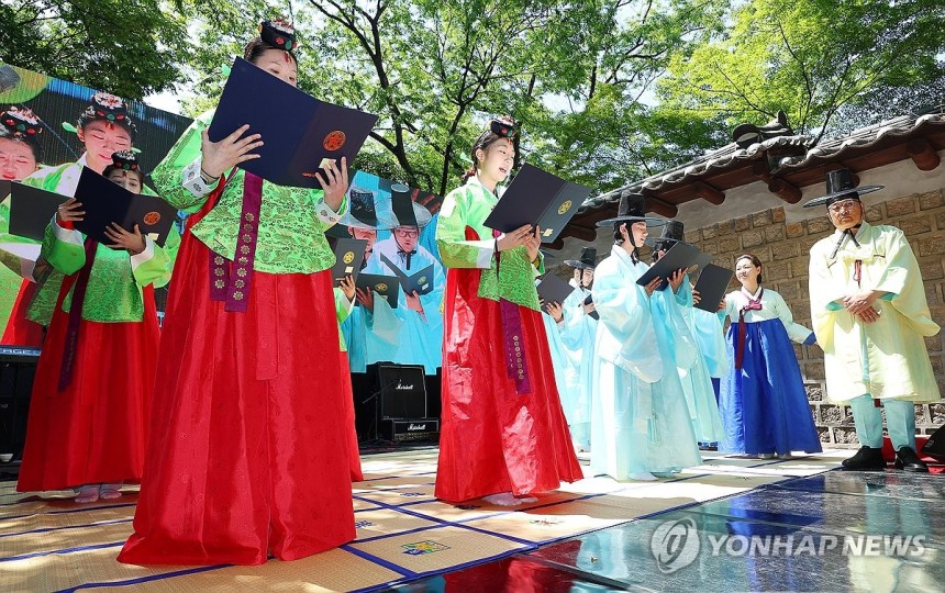 성년 선언하는 참가자들
(서울=연합뉴스) 김도훈 기자 = 성년의 날을 하루 앞둔 18일 서울 중구 덕수궁돌담길에서 열린 서울시 성년의 날 행사에서 올해 성인된 2006년생 시민들이 성년선언을 하고 있다. 2025.5