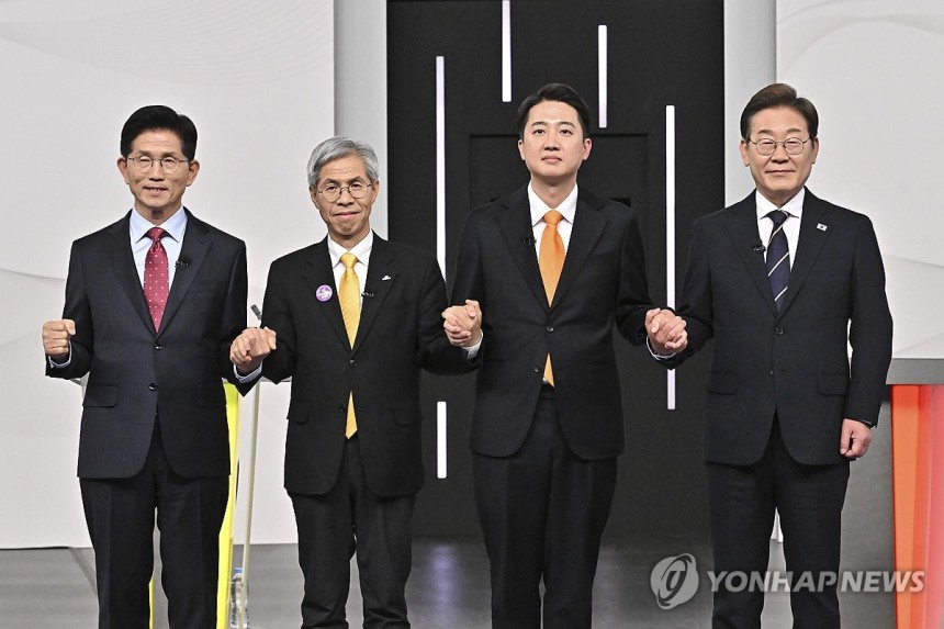 제21대 대선 1차 후보자 토론회
(서울=연합뉴스) 더불어민주당 이재명(오른쪽부터)·개혁신당 이준석·민주노동당 권영국·국민의힘 김문수 대선후보가 18일 서울 마포구 상암동 SBS 프리즘센터 스튜디오에서 열린 제21대