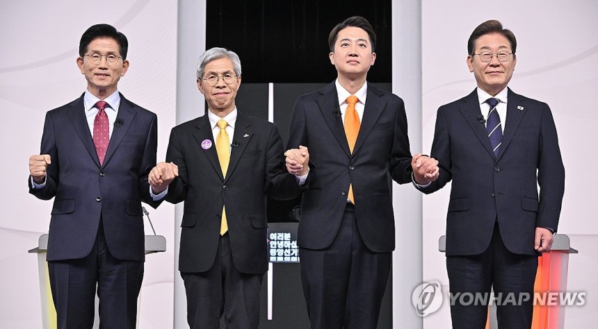 제21대 대선 1차 후보자 토론회
(서울=연합뉴스) 국민의힘 김문수(왼쪽부터)·민주노동당 권영국·개혁신당 이준석·더불어민주당 이재명 대선후보가 18일 서울 마포구 상암동 SBS 프리즘센터 스튜디오에서 열린 제21대 