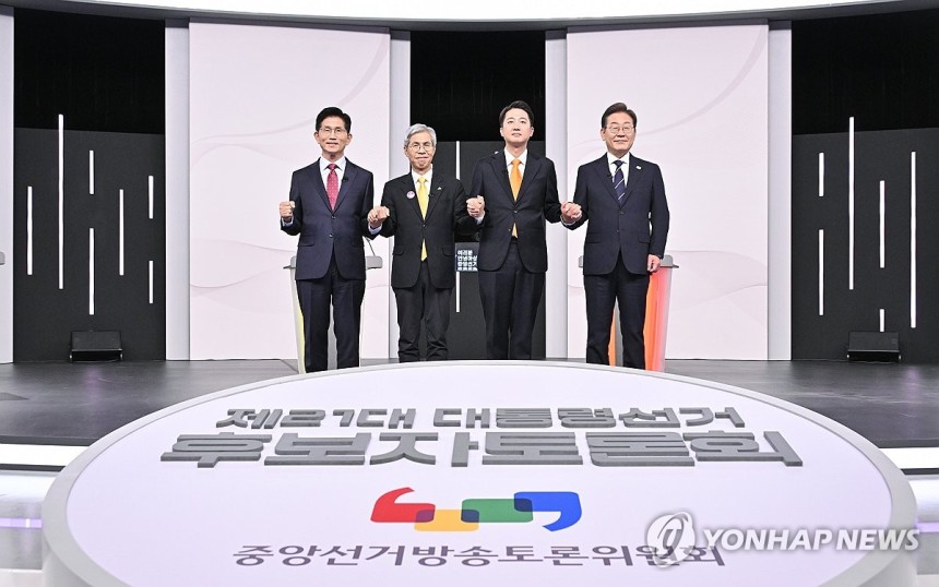 제21대 대선 1차 후보자 토론회
(서울=연합뉴스) 국민의힘 김문수(왼쪽부터)·민주노동당 권영국·개혁신당 이준석·더불어민주당 이재명 대선후보가 18일 서울 마포구 상암동 SBS 프리즘센터 스튜디오에서 열린 제21대 