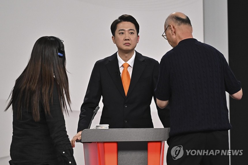 토론회 앞둔 이준석 후보
(서울=연합뉴스) 개혁신당 이준석 대선후보가 18일 서울 마포구 상암동 SBS 프리즘센터 스튜디오에서 열린 제21대 대선 1차 후보자 토론회를 준비하고 있다. 2025.5.18 [국회사진기자