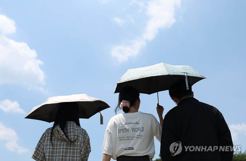 '양산 쓰고' [연합뉴스 자료사진]