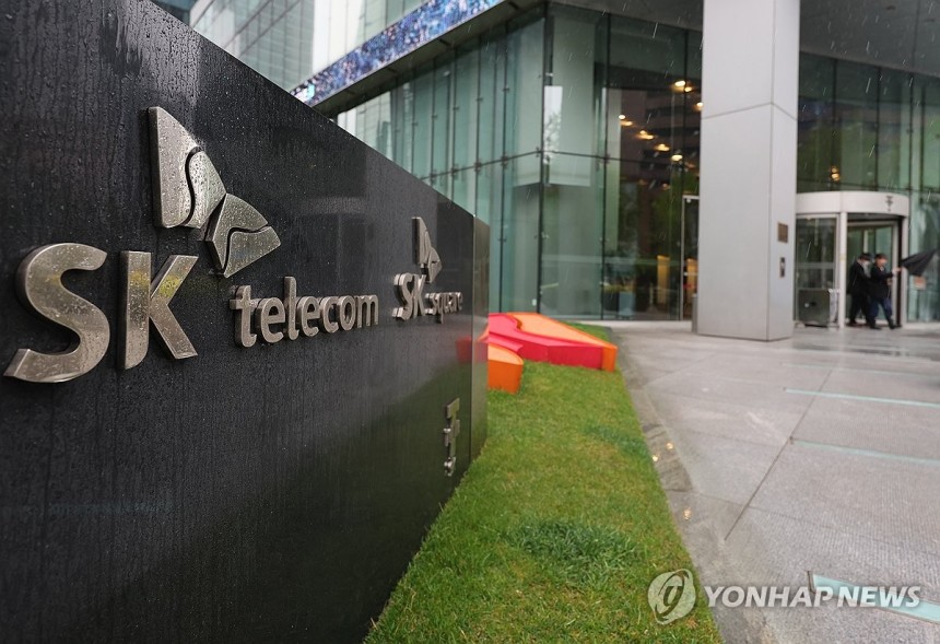 SKT 해킹에 이용자 개인정보 유출 가능성
(서울=연합뉴스) 서명곤 기자 = SK텔레콤이 이용자 개인정보에 대한 해킹 공격을 받아 관계 당국이 비상대책반을 구성했다. 22일 SK텔레콤은 지난 19일 오후 11시 40