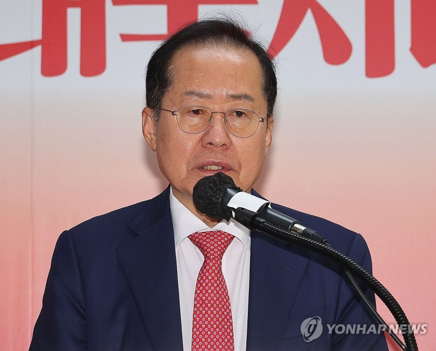 정계 은퇴 밝힌 홍준표
(서울=연합뉴스) 류영석 기자 = 국민의힘 대선 후보 2차 경선에서 탈락한 홍준표 후보가 29일 서울 여의도 대하빌딩 선거 캠프 사무실에서 정계 은퇴 의사를 밝히고 있다. 2025.4.29 o