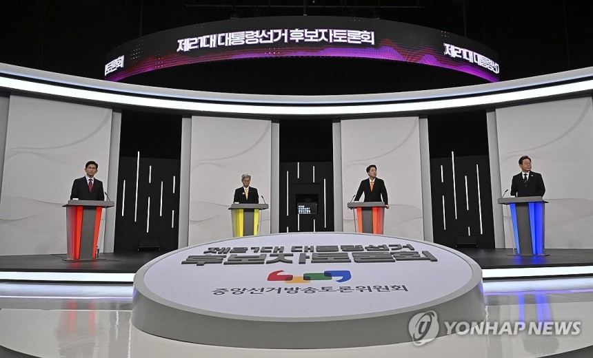 제21대 대선 1차 후보자 토론회
(서울=연합뉴스) 더불어민주당 이재명·개혁신당 이준석·민주노동당 권영국·국민의힘 김문수 대선후보가 18일 서울 마포구 상암동 SBS 프리즘센터 스튜디오에서 열린 제21대 대선 1차 