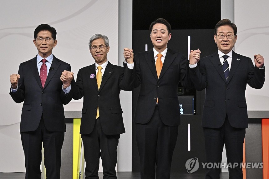 제21대 대선 1차 후보자 토론회
(서울=연합뉴스) 더불어민주당 이재명(오른쪽부터)·개혁신당 이준석·민주노동당 권영국·국민의힘 김문수 대선후보가 18일 서울 마포구 상암동 SBS 프리즘센터 스튜디오에서 열린 제21대