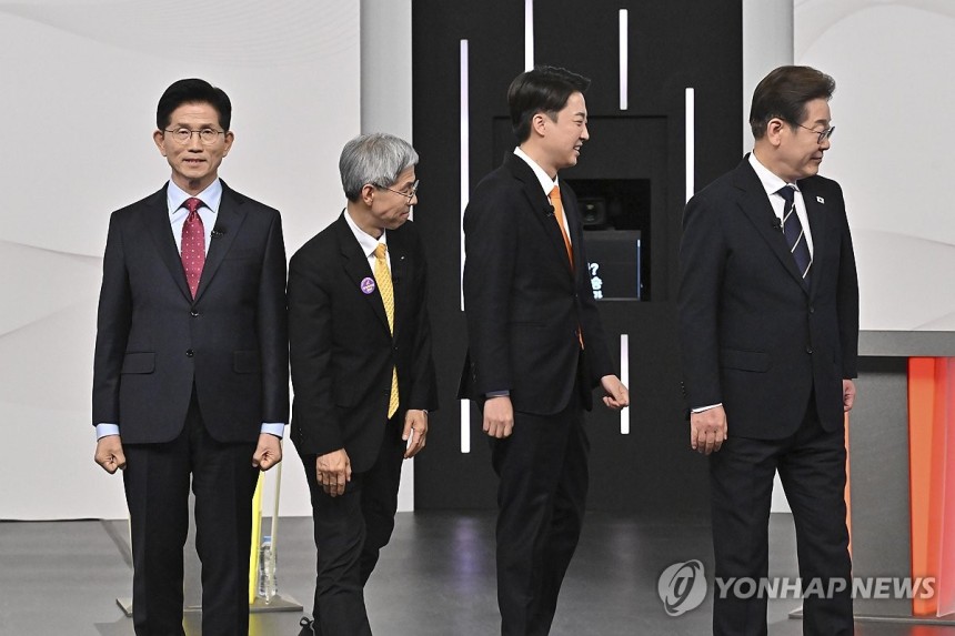 기념 촬영 마치고 각자 위치로
(서울=연합뉴스) 더불어민주당 이재명(오른쪽부터)·개혁신당 이준석·민주노동당 권영국·국민의힘 김문수 대선후보가 18일 서울 마포구 상암동 SBS 프리즘센터 스튜디오에서 열린 제21대 대