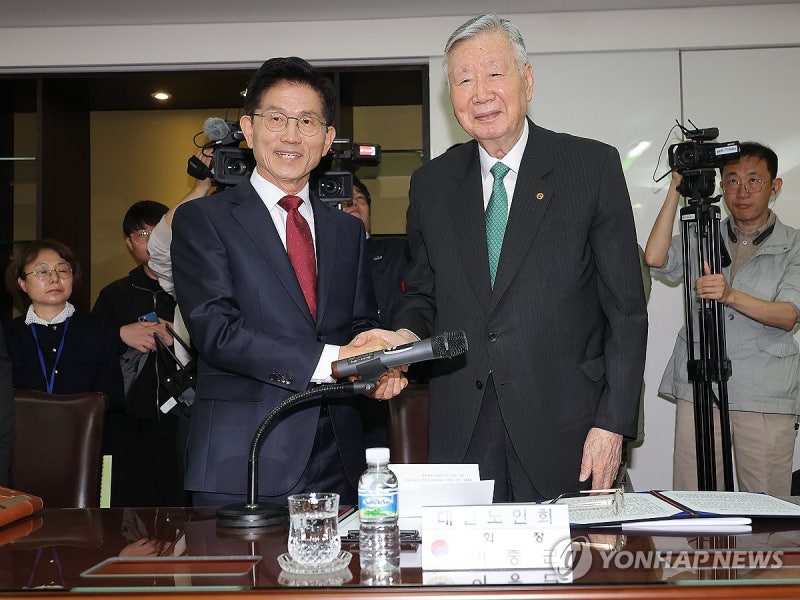 <b>김문수</b>, 서울서 청년·노인 동시 공략…퇴근길 도심 유세(종합2보)