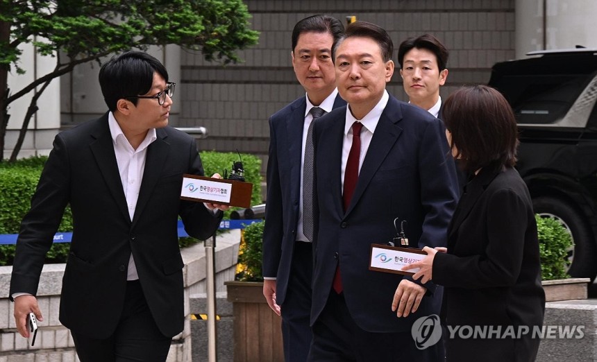 법정 향하는 윤석열 전 대통령
(서울=연합뉴스) 윤석열 전 대통령이 19일 서울 서초구 중앙지방법원에서 열린 내란 우두머리 혐의, 직권남용 권리행사방해 혐의 사건 4차 공판에 출석, 취재진의 질문을 받으며 이동하고 