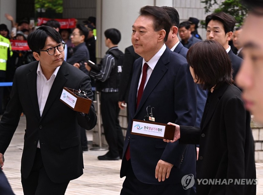 법정 향하는 윤석열 전 대통령
(서울=연합뉴스) 윤석열 전 대통령이 19일 서울 서초구 중앙지방법원에서 열린 내란 우두머리 혐의, 직권남용 권리행사방해 혐의 사건 4차 공판에 출석, 취재진의 질문을 받으며 이동하고 