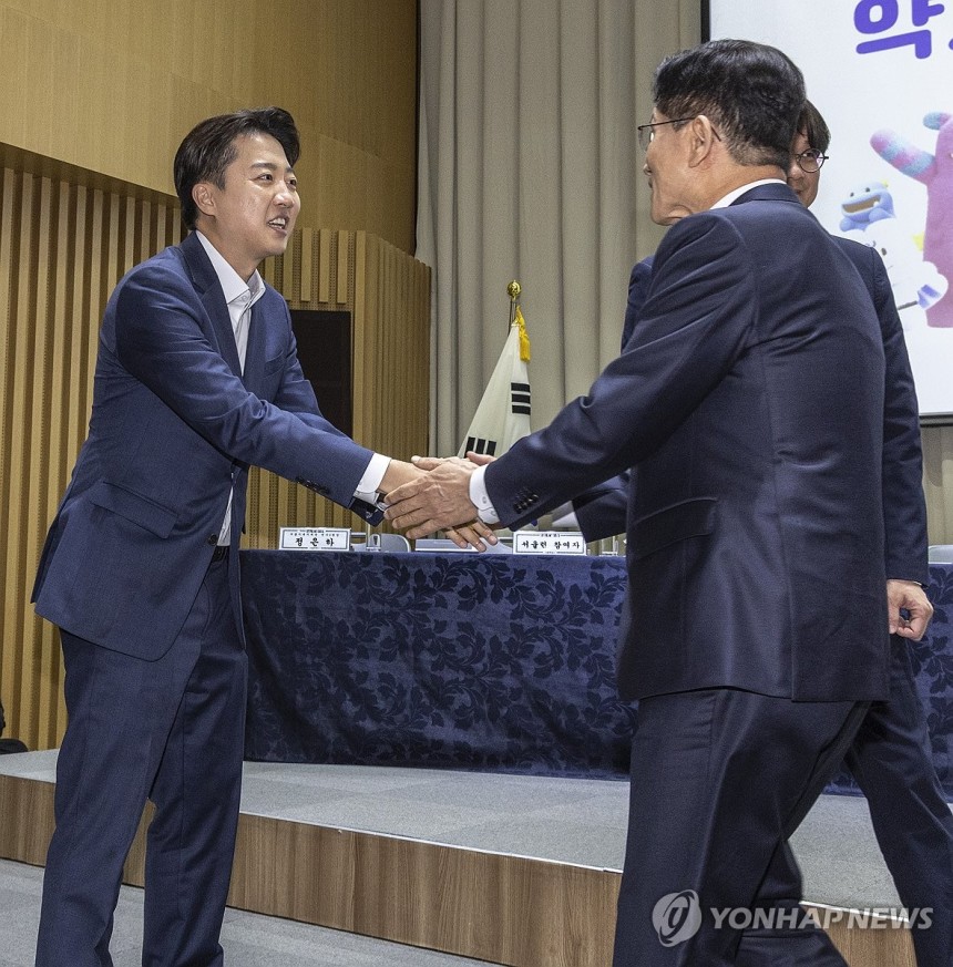 악수하는 김문수ㆍ이준석 후보
(서울=연합뉴스) 황광모 기자 = 국민의힘 김문수 대선후보(오른쪽)와 개혁신당 이준석 대선후보가 19일 서울 중구 서울시청에서 열린 '약자와 동행하는 서울 토론회'에 참석해 기념 촬영을 