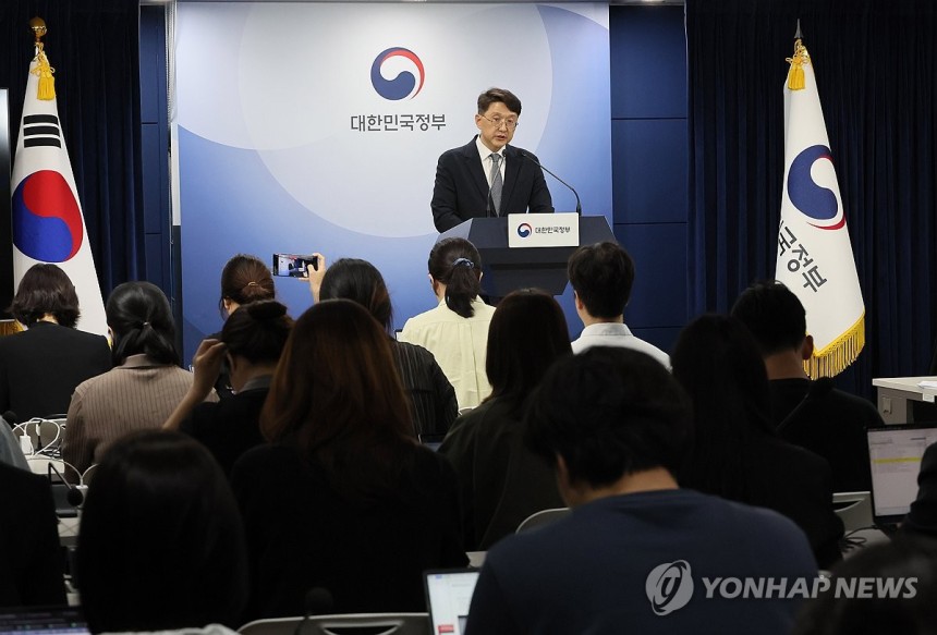 SKT 침해사고 민관합동 조사결과 2차 발표
(서울=연합뉴스) 이정훈 기자 = 최우혁 과학기술정보통신부 정보보호네트워크정책관이 19일 서울 종로구 정부서울청사에서 SKT 침해사고 관련 민관합동 조사결과 2차 발표 브