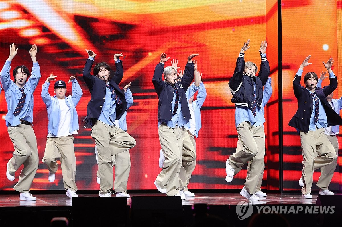 <b>라이즈</b>, '<b>플라이 업</b>' 무대