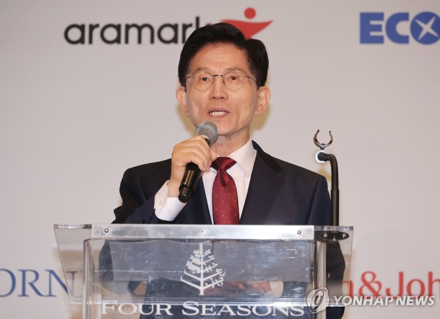 주한미국상공회의소 간담회 참석한 김문수 후보
(서울=연합뉴스) 류영석 기자 = 국민의힘 김문수 대선 후보가 19일 서울 종로구 포시즌스 호텔에서 열린 주한미국상공회의소(암참) 간담회에서 인사말을 하고 있다. 2025