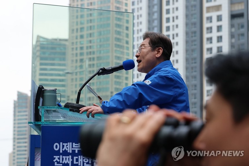 방탄 유리 안에서 유세하는 이재명 후보
(서울=연합뉴스) 김주성 기자 = 더불어민주당 이재명 대선 후보가 19일 서울 용산역광장에서 열린 집중유세에서 방탄유리가 설치된 유세차 위에서 지지를 호소하고 있다. 2025.