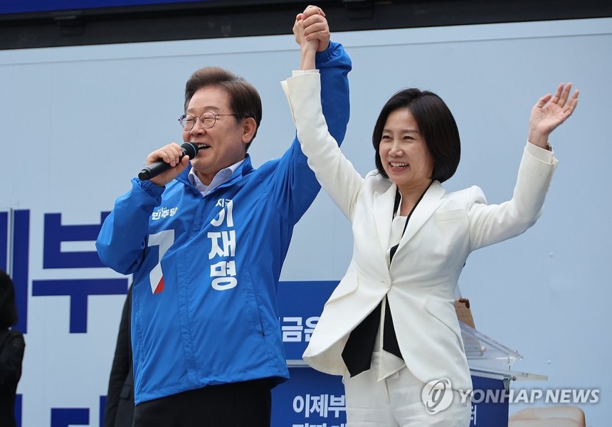 이재명 후보 손잡은 허은아 전 개혁신당 대표
(서울=연합뉴스) 김주성 기자 = 더불어민주당 이재명 대선 후보가 19일 서울 영등포구 타임스퀘어에서 열린 유세에서 허은아 전 개혁신당 대표와 함께 손을 잡고 포즈를 취하