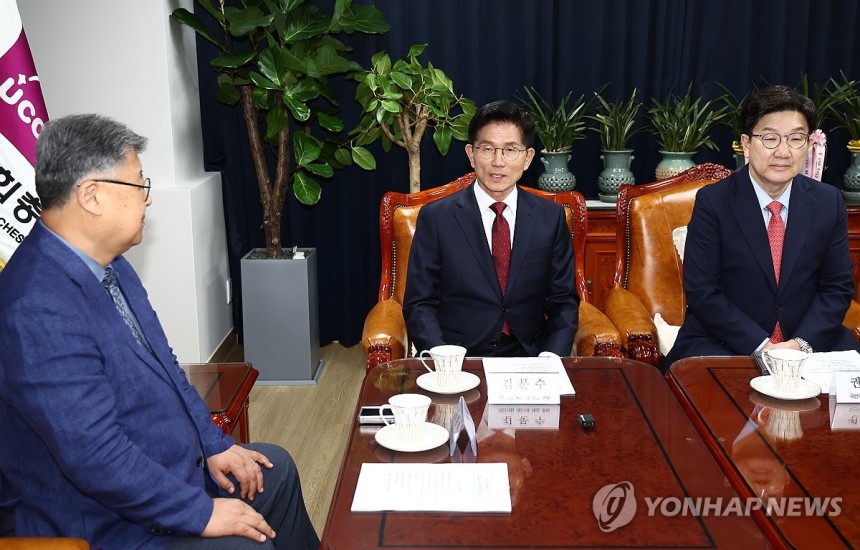 한국교회총연합 방문해 인사말하는 김문수 후보
(서울=연합뉴스) 류영석 기자 = 국민의힘 김문수 대선 후보가 19일 서울 종로구 한국기독교회관을 방문, 김종혁 한국교회총연합 대표회장과 대화를 나누고 있다. 2025.5