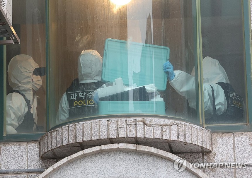 시흥서 흉기로 4명 사상, 용의자 도주
(시흥=연합뉴스) 홍기원 기자 = 19일 경기도 시흥의 편의점과 체육공원 등에서 50대 중국동포가 시민 2명을 잇달아 흉기로 찌르는 사건이 발생해 경찰이 수사에 나선 가운데 용